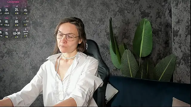 Lillian White online show from 11.11.25