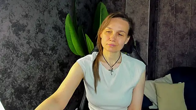 Snapshot of Lillian_White chatting on 05.06.26 Lillian White online show from 05.06.26