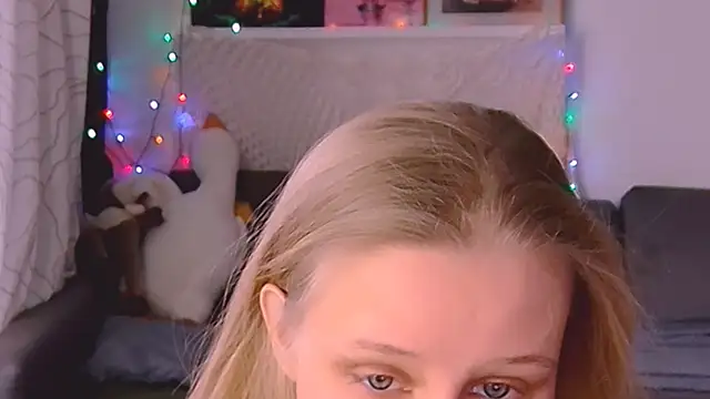 Snapshot of KatiKate chatting on 03.04.25 KatiKate online show from 03.04.25