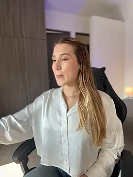 Snapshot of SophieRaily_ chatting on 01.16.26 SophieRaily online show from 01.16.26