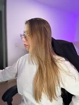 Snapshot of SophieRaily_ chatting on 02.25.26 SophieRaily online show from 02.25.26