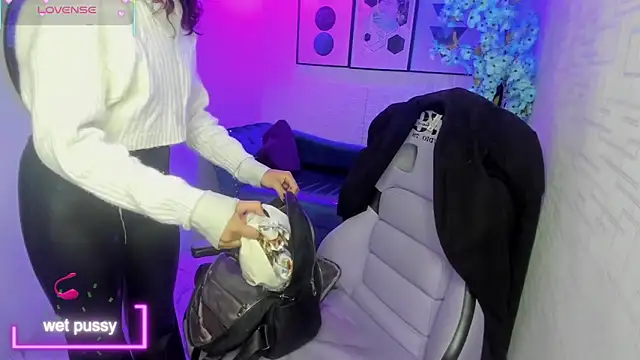 Snapshot of Theia_moon chatting on 09.30.25 Theia moon online show from 09.30.25