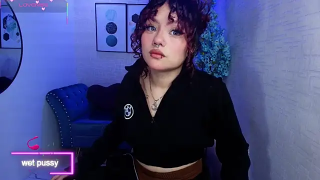 Snapshot of Theia_moon chatting on 10.04.25 Theia moon online show from 10.04.25