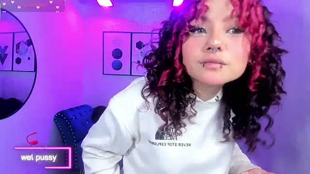 Snapshot of Theia_moon chatting on 10.06.25 Theia moon online show from 10.06.25