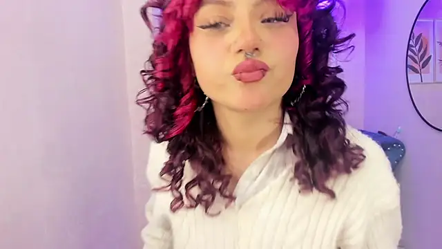 Snapshot of Theia_moon chatting on 10.09.25 Theia moon online show from 10.09.25