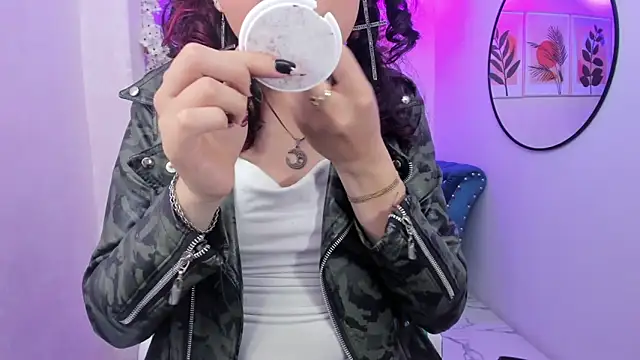 Snapshot of Theia_moon chatting on 10.11.25 Theia moon online show from 10.11.25