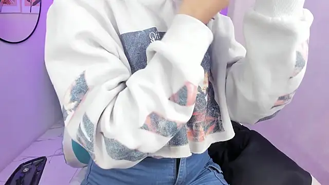 Snapshot of Theia_moon chatting on 10.13.25 Theia moon online show from 10.13.25