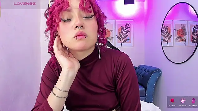 Snapshot of Theia_moon chatting on 10.20.25 Theia moon online show from 10.20.25