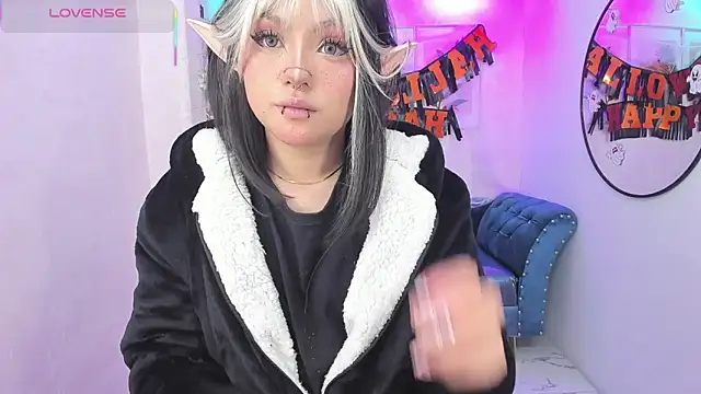 Snapshot of Theia_moon chatting on 11.01.25 Theia moon online show from 11.01.25