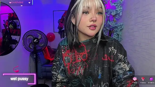 Snapshot of Theia_moon chatting on 11.03.25 Theia moon online show from 11.03.25