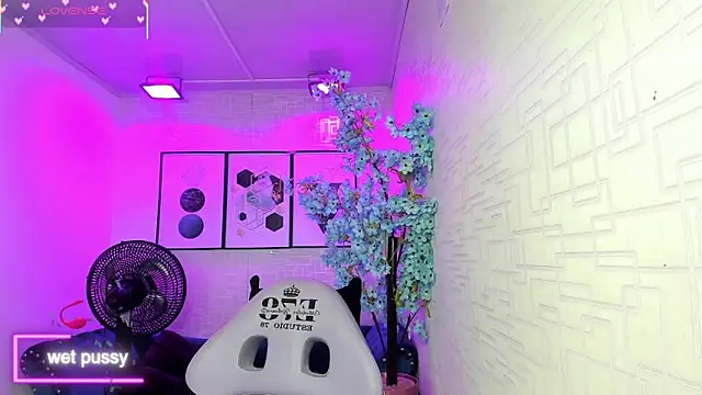 Snapshot of Theia_moon chatting on 11.04.25 Theia moon online show from 11.04.25