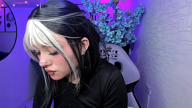 Snapshot of Theia_moon chatting on 11.08.25 Theia moon online show from 11.08.25