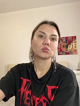 Snapshot of MiraMiss chatting on 10.11.25 MiraMiss online show from 10.11.25