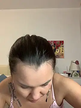 Snapshot of MiraMiss chatting on 10.27.25 MiraMiss online show from 10.27.25