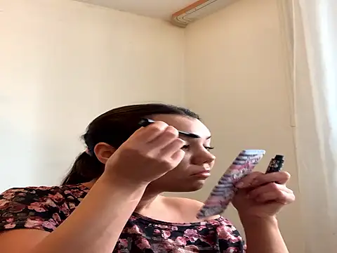 Snapshot of MiraMiss chatting on 11.04.25 MiraMiss online show from 11.04.25