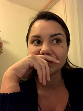 Snapshot of MiraMiss chatting on 11.05.25 MiraMiss online show from 11.05.25