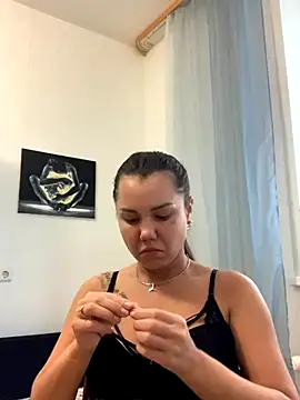 Snapshot of MiraMiss chatting on 11.09.25 MiraMiss online show from 11.09.25