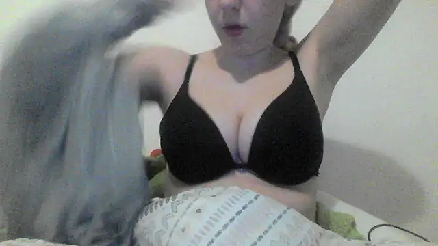 Snapshot of bunnyamy chatting on 01.01.25 bunnyamy online show from 01.01.25
