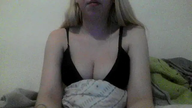 Snapshot of bunnyamy chatting on 01.01.25 bunnyamy online show from 01.01.25