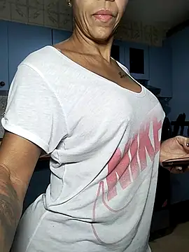 Snapshot of Alison_fitness chatting on 10.11.25 Alison fitness online show from 10.11.25