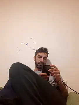 Snapshot of Italian69am chatting on 11.04.25 Italian69am online show from 11.04.25