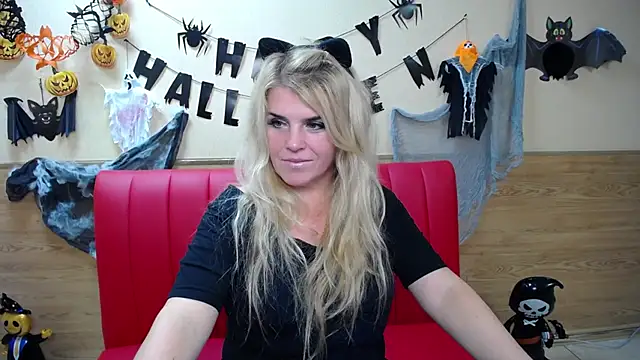 Snapshot of Julya_Barbi chatting on 10.28.25 Julya Barbi online show from 10.28.25