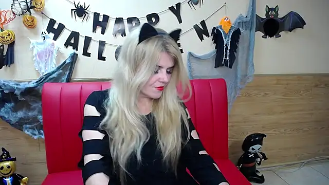 Snapshot of Julya_Barbi chatting on 10.31.25 Julya Barbi online show from 10.31.25