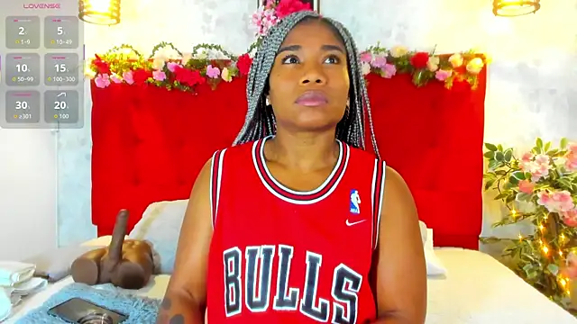 Snapshot of SilvannaFit chatting on 10.06.25 SilvannaFit online show from 10.06.25