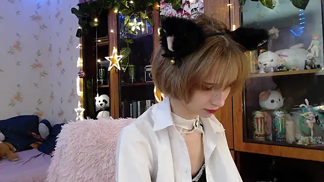 Snapshot of cloudgirrl chatting on 02.27.25 cloudgirrl online show from 02.27.25