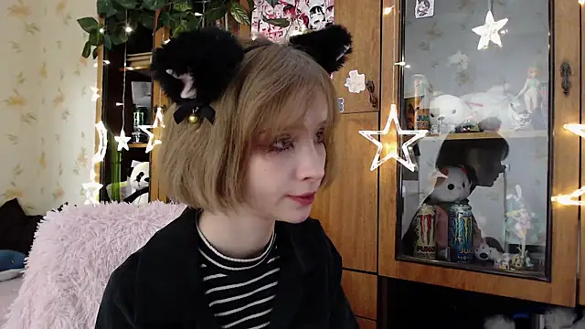 Snapshot of cloudgirrl chatting on 03.19.25 cloudgirrl online show from 03.19.25