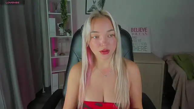 Christy Little online show from 11.04.25