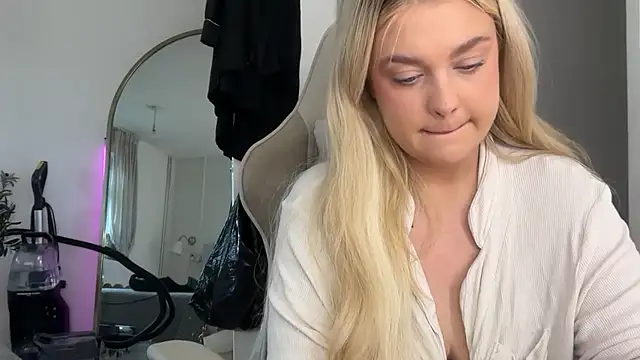 Snapshot of blairbella chatting on 01.19.26 blairbella online show from 01.19.26