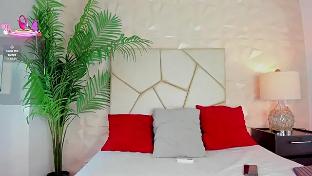 Snapshot of Valery_Diamond chatting on 10.08.25 Valery Diamond online show from 10.08.25