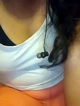 Snapshot of Tamilmayill chatting on 02.14.25 Tamilmayill online show from 02.14.25