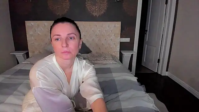 Snapshot of AllisonWilliams chatting on 12.16.24 AllisonWilliams online show from 12.16.24