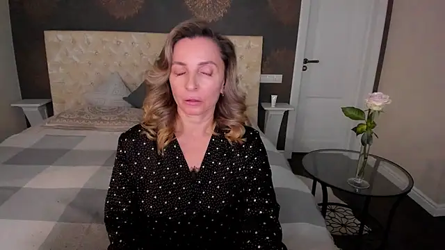 Snapshot of AllisonWilliams chatting on 10.16.25 AllisonWilliams online show from 10.16.25