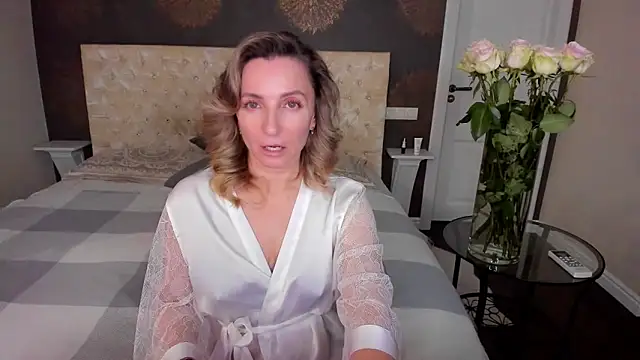 Snapshot of AllisonWilliams chatting on 10.29.25 AllisonWilliams online show from 10.29.25