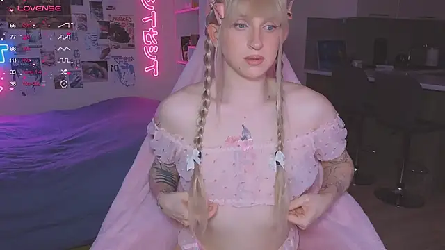 Snapshot of p1nkvenom chatting on 11.12.25 p1nkvenom online show from 11.12.25