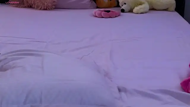 Snapshot of LauraMirage chatting on 10.07.25 LauraMirage online show from 10.07.25