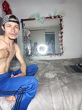 Snapshot of laura_arias018 chatting on 10.28.25 laura arias018 online show from 10.28.25