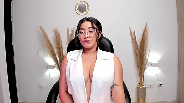 Snapshot of leylaclintonxx chatting on 12.22.24 leylaclintonxx online show from 12.22.24