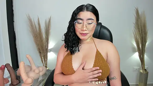 Snapshot of leylaclintonxx chatting on 03.15.25 leylaclintonxx online show from 03.15.25