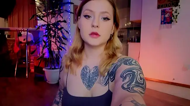 Snapshot of LinaQik chatting on 11.02.25 LinaQik online show from 11.02.25