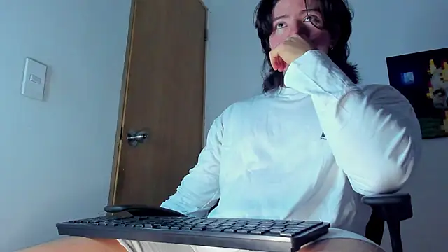 AngelBennet  online show from 10.22.25