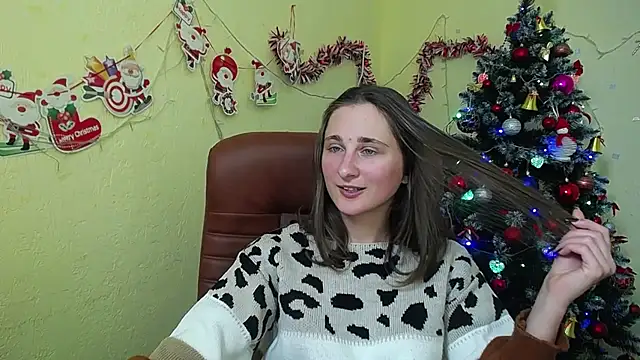 Snapshot of MichelLeee chatting on 12.17.24 MichelLeee online show from 12.17.24