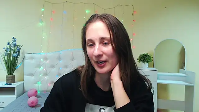 Snapshot of MichelLeee chatting on 01.28.25 MichelLeee online show from 01.28.25