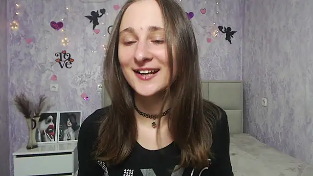 Snapshot of MichelLeee chatting on 02.05.25 MichelLeee online show from 02.05.25