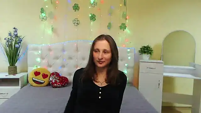 Snapshot of MichelLeee chatting on 03.21.25 MichelLeee online show from 03.21.25