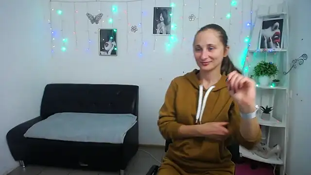 Snapshot of MichelLeee chatting on 09.26.25 MichelLeee online show from 09.26.25