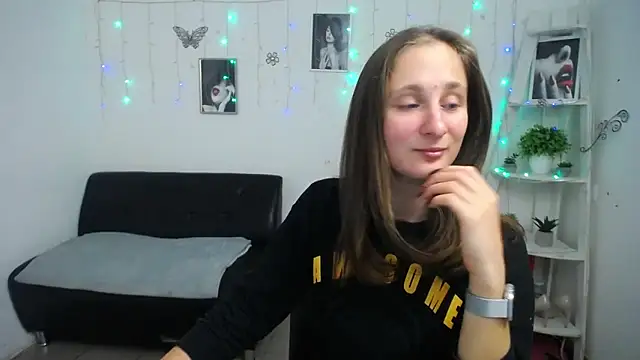 Snapshot of MichelLeee chatting on 10.03.25 MichelLeee online show from 10.03.25